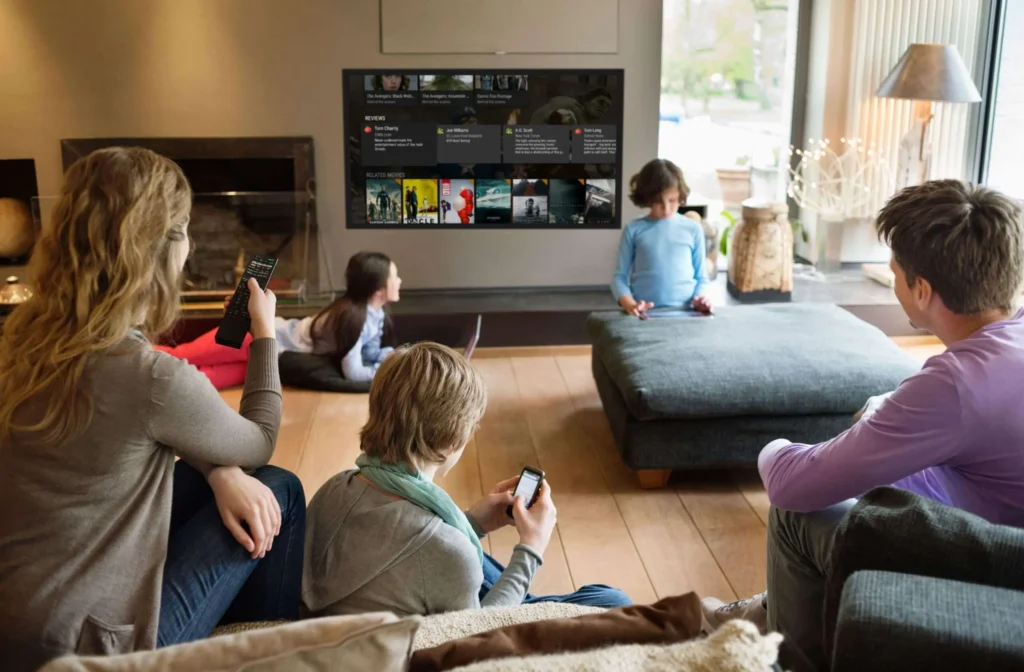Familie geniesst gemeinsam Filme und Serien auf dem Sofa mit ModuStream IPTV